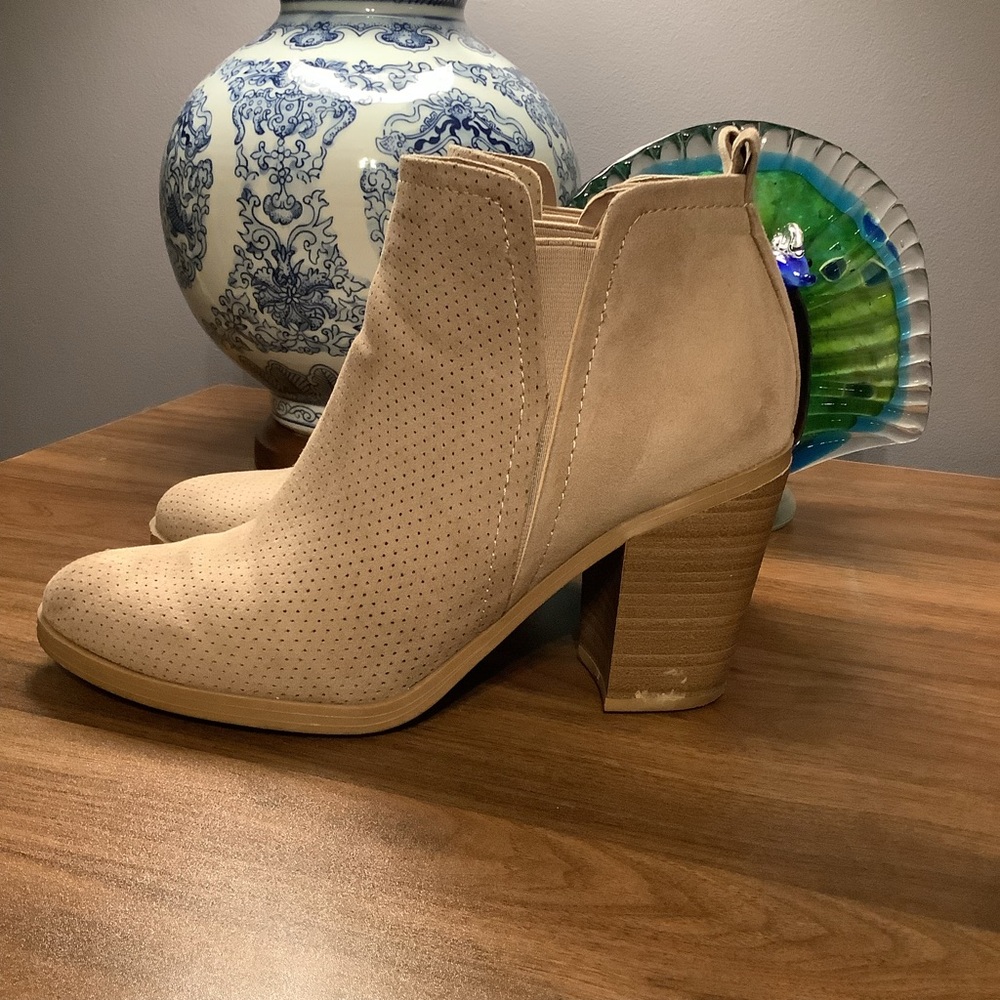 Universal Thread‎ Beige Ankle Booties - Picture 5 of 7